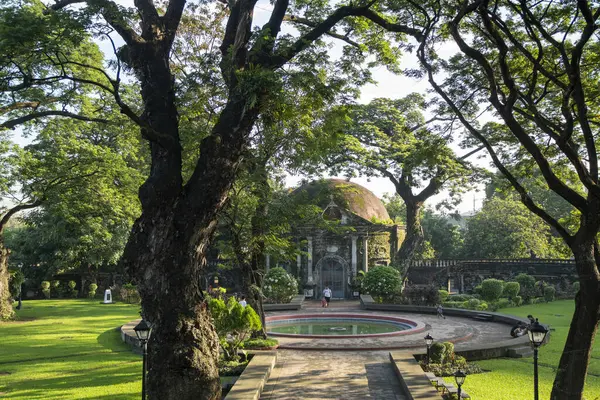 Manila, Filipinler-14 Ekim 2023: Manila, Filipinler 'deki Paco Park manzarası. Paco Park bir eğlence bahçesi ve bir zamanlar İspanyol dönemlerinde mezarlıktı.