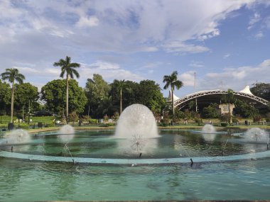 Manila, Filipinler-13 Ekim 2023: Rizal Park ve Filipinler 'deki çeşme. Rizal Park, Manila 'nın en önemli turistik yerlerinden biridir..