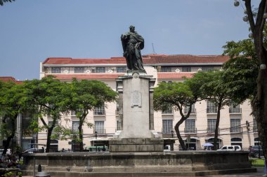 Manila, Filipinler-14 Ekim 2023: Manila 'daki Plaza de Roma' da Kral IV. Charles Anıtı. Pek çok önemli binayla çevrili çekici bir meydan.