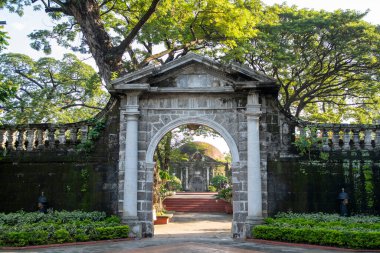 Manila, Filipinler-14 Ekim 2023: Paco Park ve Filipinler 'deki mezarlığın giriş kapısı. Paco Park bir eğlence bahçesidir ve bir zamanlar İspanya 'da Manila' nın belediye mezarlığıydı.