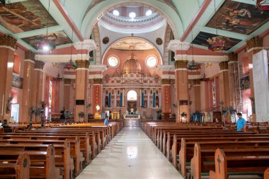 Manila, Filipinler- 14 Ekim 2023: Minor Basilica 'nın iç görünümü ve Binondo Kilisesi olarak da bilinen Aziz Lorenzo Ruiz Ulusal Tapınağı.