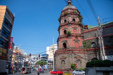 Manila, Filipinler- 14 Ekim 2023: Mavi gökyüzü ile Manila 'daki Binondo Kilisesi olarak da bilinen Minor Basilica ve Ulusal Saint Lorenzo Ruiz Tapınağı