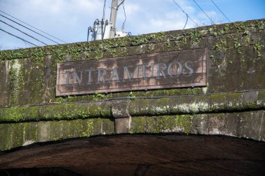 Manila, Filipinler- 14 Ekim 2023: Manila, Filipinler 'de Intramuros kemer geçiş işareti. Intramuros, Manila kenti içindeki 0.67 kilometrekarelik tarihi duvar alanıdır.