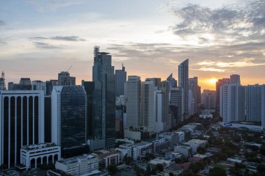 Manila, Filipinler-16 Ekim 2023: Günbatımında Makati Skyline 'ın görüntüsü. Makati, Manila 'nın birinci sınıf kentleşmiş şehridir..
