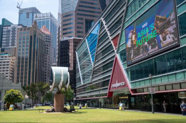 Singapur - 27 Ekim 2023: Raffles Place, Singapur 'daki gemi anıtı. Piyango Singapur 'un finans bölgesinin merkezidir.