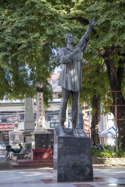 Manila, Filipinler- 14 Ekim 2023: Lorenzo Ruiz heykeli Plaza San Lorenzo Ruiz, Manila 'da meydanın ortasında duruyor.