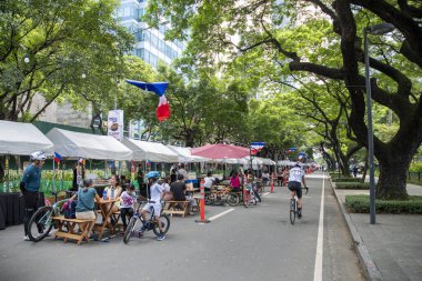 Manila, Filipinler- 16 Ekim 2023: Halk Manila 'nın Makati kentinde Paseo de Roxas caddesi boyunca Octorber Festivali düzenliyor. Makati şehrinin ana ticaret ve ticaret bölgesinden geçen ana yoldur..