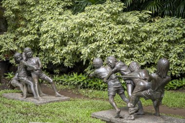Manila, Filipinler- 16 Ekim 2023: Greenbelt parkındaki heykeller, Manila 'daki Ayala Center' da yer almaktadır..