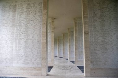 Manila, Filipinler-16 Ekim 2023: Manila Amerikan Mezarlığı ve Anıtı 'nın duvarına kazınmış kurbanların isimleri. Mezarlık, 2. Dünya Savaşı 'nda ölen Amerikan ve müttefik askerlerini onurlandırıyor.