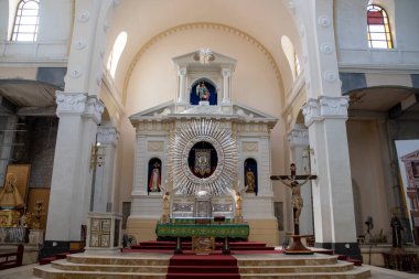 Angeles City, Filipinler- 20 Ekim 2023: Angeles City, Filipinler 'deki Kutsal Tespih Kilisesi' nin iç manzarası. İnanılmaz tasarım yapısı olan Angeles City 'deki en eski kilisedir..