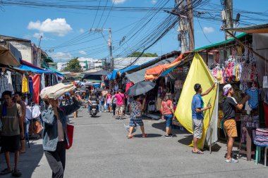 Angeles City, Filipinler- 20 Ekim 2023 İnsanlar Filipinler 'deki Apo Market' i ziyaret ediyor. Her cuma, Apung Mamacalulu Tapınağı 'nın yakınında dükkanlar ve tezgahlar görünür..