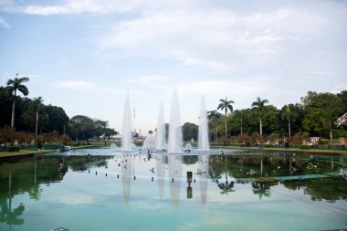 Manila, Filipinler-13 Ekim 2023: Rizal Park, Manila, Filipinler 'de açık hava konferans salonu ve çeşmesi. Rizal Park, Manila 'nın en önemli turistik yerlerinden biridir..