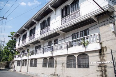 Manila, Filipinler- 13 Ekim 2023: Intromuros, Manila 'daki eski bina. Eski dünya Intramuros İspanyol döneminin simgelerine ev sahipliği yapıyor.