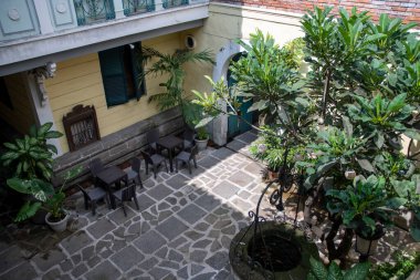 Manila, Filipinler- 13 Ekim 2023: Plaza San Luis, Intramuros manzarası. 2. Dünya Savaşı 'ndan sonra İspanyol döneminin tarihini korumak amacıyla inşa edildi.