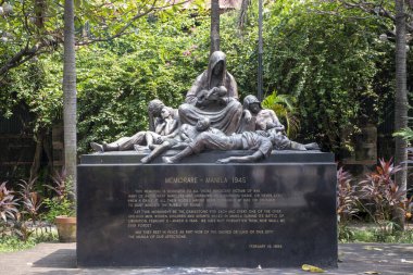 Manila, Filipinler-16 Ekim 2023: Intramuros, Manila 'da Santa Isabel Meydanı. 2. Dünya Savaşı sırasında Intramuros 'ta katledilen binlerce sivilin anısına inşa edilmiş bir anıt.