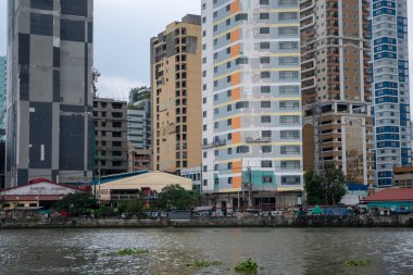 Manila, Filipinler- 13 Ekim 2023: Manila 'daki Pasig Nehri boyunca yüksek binalar ve apartmanlar. 