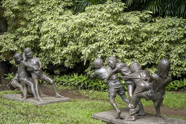 Manila, Filipinler- 16 Ekim 2023: Greenbelt parkındaki heykeller, Manila 'daki Ayala Center' da yer almaktadır..