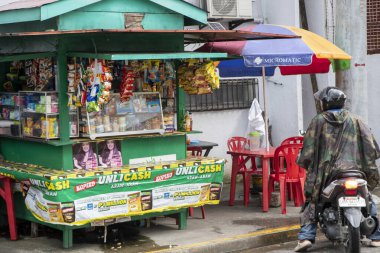 Manila, Filipinler-15 Ekim 2023: Filipinler 'in başkenti Manila' nın Intramuros kentindeki yerel gıda tezgahı. Intramuros, Manila 'nın tarihi merkezi ve en eski ilçesidir..