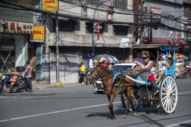 Manila, Filipinler-14 Ekim 2023: Filipinler 'in orta kesimindeki Manila' da küçük bir at arabasında turist