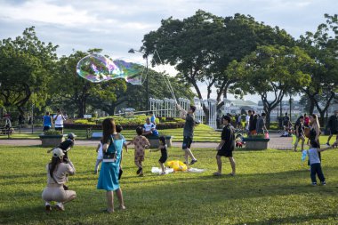 Manila, Filipinler-16 Ekim 2023: İnsanlar sabah Manila, Filipinler 'deki Rizal Park' ta eğleniyor. Rizal Park, Manila 'nın en önemli turistik yerlerinden biridir..