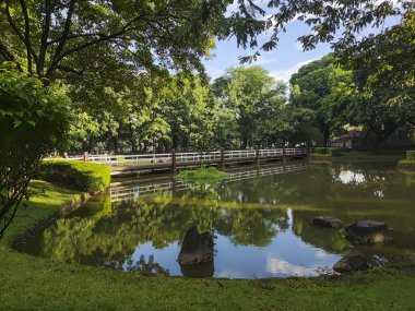 Manila, Filipinler-13 Ekim 2023: Manila, Filipinler 'deki Rizal Park' ın içindeki Japon bahçesi. Rizal Park, Manila 'nın en önemli turistik yerlerinden biridir..