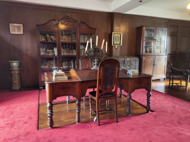 Manila, Filipinler- 13 Ekim 2023: Intramuros, Manila 'daki Casa Manila' nın iç görünümü. İspanya 'nın Filipinler' i sömürgeleştirmesi sırasındaki sömürgeci yaşam tarzını betimliyor.