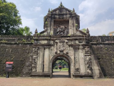 Manila, Filipinler- 13 Ekim 2023 Manila, Filipinler 'deki Intramuros' ta Fort Santiago cephesi. Kale Manila 'nın en önemli tarihi yerlerinden biridir.