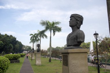 Manila, Filipinler- 13 Ekim 2023 Lapu-Lapu Rizal Park 'ta Heykel Baskını. Mactan Savaşı 'nda Ferdinand Macellan' ı ortadan kaldıran Mactan savaşçısıydı.