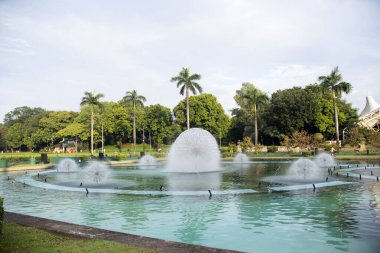Manila, Filipinler-13 Ekim 2023: Rizal Park ve Filipinler 'deki çeşme. Rizal Park, Manila 'nın en önemli turistik yerlerinden biridir..