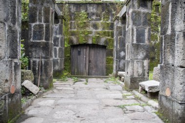 Manila, Filipinler- 13 Ekim 2023 Intramuros, Manila 'daki Baluarte de San Diego Garden manzarası. İspanya 'nın surlarla çevrili şehrindeki sömürge istihkamının bir parçasıdır.