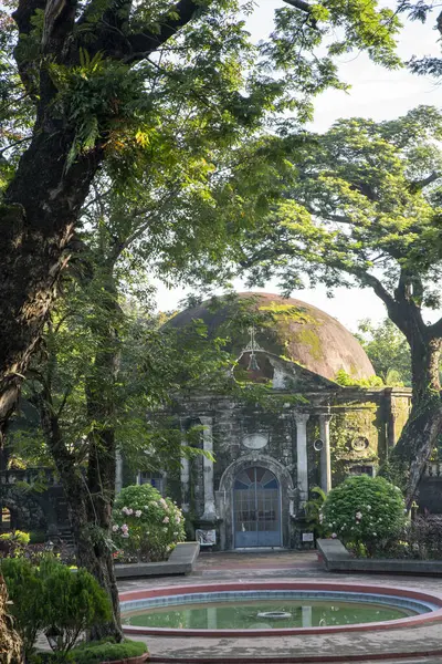 Manila, Filipinler-14 Ekim 2023: Manila, Filipinler 'deki Paco Park' ta Aziz Pancratius Şapel cephesi. Paco Park bir eğlence bahçesi ve bir zamanlar İspanyol dönemlerinde mezarlıktı.