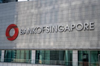 Singapur - 27 Ekim 2023 Singapur 'daki kulede Singapur Bankası logosu. Singapur Bankası OCBC Bank 'ın özel bankacılık koludur.