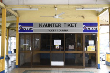 Kluang, Malezya - 6 Ekim 2023: Johor 'daki Kluang tren biletleri ve müşteri hizmetleri reyonunun görüntüsü.