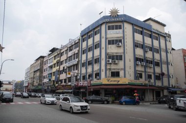 Kluang, Malezya - 6 Ekim 2023: Johor, Malezya 'nın merkezindeki Kluang şehrinin sokak manzarası. Kluang, demiryolu kahvesi, sokak sanatı ve organik tarımıyla ünlüdür.