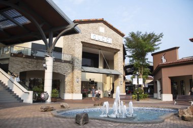 Johor Bahru, Malezya - 6 Ekim 2023: Johor Premium Outlets (JPO), Johor Bahru, Malezya 'da bir outlet alışveriş merkezi. Bu, Güneydoğu Asya 'daki ilk lüks prim mağazası oldu..