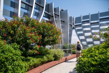 Singapur - 27 Ekim 2023 Capita Spring Binası 'nda bir gözlemevi güvertesi ve bir çatı bahçesi içeren çatı bahçesi..