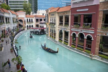 Manila, Filipinler-16 Ekim 2023: Venedik Grand Canal Mall, Manila 'da turist taşıyan Gondollar. Venice Grand Canal Mall İtalyan temalı bir alışveriş merkezidir..