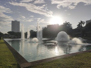 Manila, Filipinler-13 Ekim 2023: Rizal Park ve Filipinler 'deki çeşme. Rizal Park, Manila 'nın en önemli turistik yerlerinden biridir..