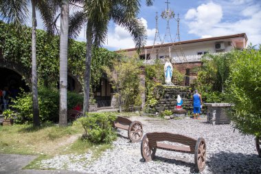 Angeles City, Filipinler- 20 Ekim 2023: Apung Mamacalulu Tapınağı 'ndaki Bahçe ya da Santo Entierro' da Angles City, Filipinler 'deki Mary heykeli. Angeles 'ta bir Katolik kilisesi..