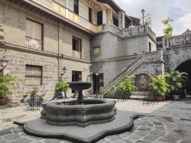 Manila, Filipinler- 13 Ekim 2023: Manila 'da Casa Manila cephesi. Casa Manila, İspanya 'nın Filipinler' i sömürgeleştirmesi sırasında sömürgeci yaşam tarzını tasvir eden İntramuros 'ta bir müzedir.