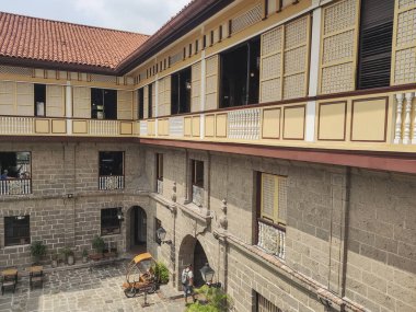 Manila, Filipinler- 13 Ekim 2023: Manila 'da Casa Manila cephesi. Casa Manila, İspanya 'nın Filipinler' i sömürgeleştirmesi sırasında sömürgeci yaşam tarzını tasvir eden İntramuros 'ta bir müzedir.