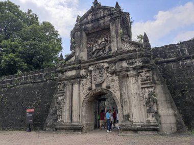 Manila, Filipinler- 13 Ekim 2023 Manila, Filipinler 'deki Intramuros' ta Fort Santiago cephesi. Kale Manila 'nın en önemli tarihi yerlerinden biridir.