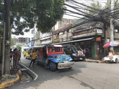 Manila, Filipinler-15 Ekim 2023: Jeepney taksisi Manila şehir merkezinde yolda ilerliyor. Jipler, minibüs benzeri kamu araçlarıdır.
