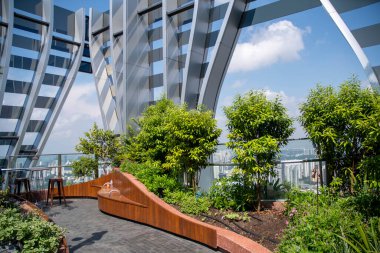 Singapur - 27 Ekim 2023 Capita Spring Binası 'nda bir gözlemevi güvertesi ve bir çatı bahçesi içeren çatı bahçesi..