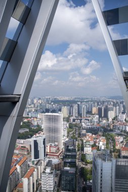 Singapur - 27 Ekim 2023 Capita Spring Binası 'nda bir gözlemevi güvertesi ve bir çatı bahçesi içeren çatı bahçesi..