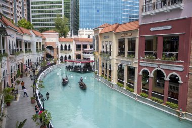 Manila, Filipinler-16 Ekim 2023: Venedik Grand Canal Mall, Manila 'da turist taşıyan Gondollar. Venice Grand Canal Mall İtalyan temalı bir alışveriş merkezidir..