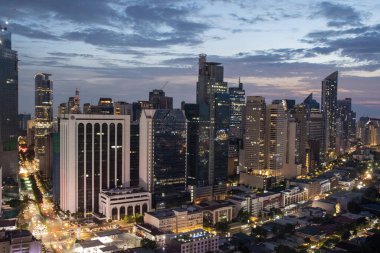 Manila, Filipinler-16 Ekim 2023: Günbatımında Makati Skyline 'ın görüntüsü. Makati, Manila 'nın birinci sınıf kentleşmiş şehridir..