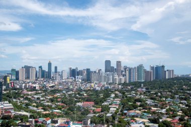Manila, Filipinler-16 Ekim 2023: Uzaktaki Bonifacio Global City Skyline manzarası. Bonifacio Global City artık büyük bir kentsel kalkınma ve finans bölgesi.