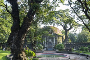 Manila, Filipinler-14 Ekim 2023: Manila, Filipinler 'deki Paco Park' ta Aziz Pancratius Şapel cephesi. Paco Park bir eğlence bahçesi ve bir zamanlar İspanyol dönemlerinde mezarlıktı.