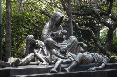 Manila, Filipinler-16 Ekim 2023: Intramuros, Manila 'da Santa Isabel Meydanı. 2. Dünya Savaşı sırasında Intramuros 'ta katledilen binlerce sivilin anısına inşa edilmiş bir anıt.